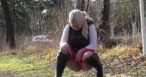 Licky Lex squats and pees for a very long time on chickinfo.com