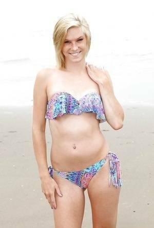 Beach babe Ella Woods strips off her bikini to go fully nude on chickinfo.com