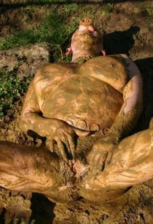 Thick amateur Mary Bitch drinks her own pee while playing in mud like a sow on chickinfo.com