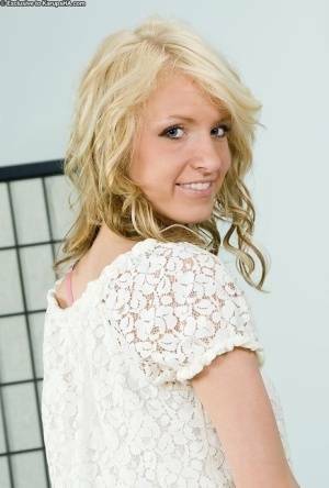 Divine amateur teen babe Ella Marie does intricate entertainment on chickinfo.com