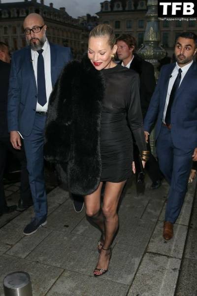 Kate Moss Flashes Her Nude Tits as She Arrives at the Saint Laurent Fashion Show in Paris - city Paris on chickinfo.com