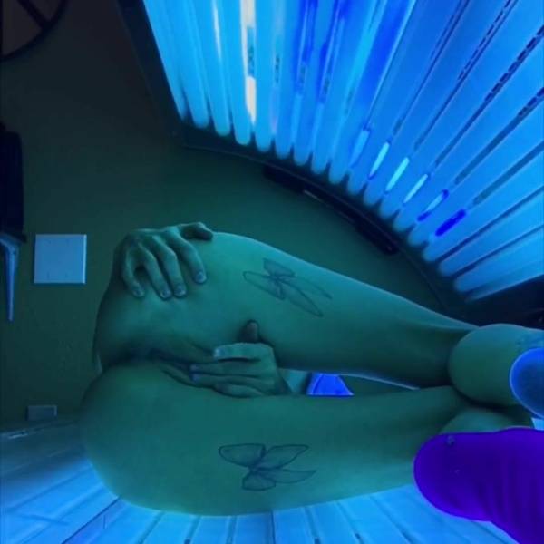Emma Hix Had a little fun in the tanning bed haha porn videos on chickinfo.com
