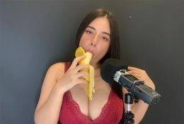 ASMR Wan Sucking a Banana Video Leaked on chickinfo.com