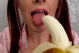Flirty ASMR Banana Sucking Video on chickinfo.com