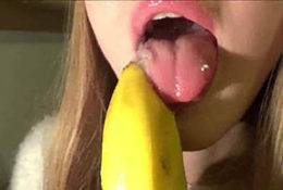 Peas And Pies Sucks And Gags On A Banana Video Leaked! on chickinfo.com