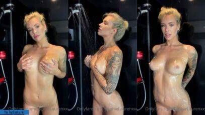 Hot Naked beauty SophieLaurenxxo in the shower on chickinfo.com