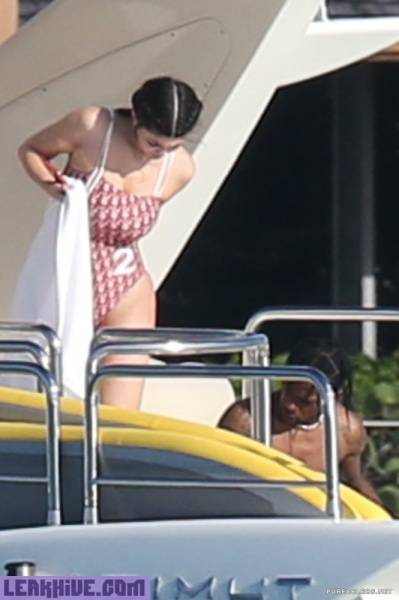 Leaked Kylie Jenner Paparazzi Swimsuit Yacht Photos on chickinfo.com