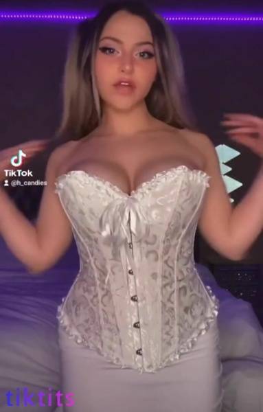 Busty babe in a sexy corset on chickinfo.com