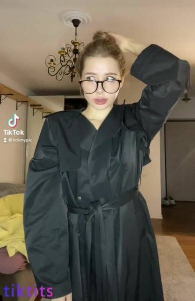 An aspiring blogger pulls down her robe to retro TikTok tracks on chickinfo.com