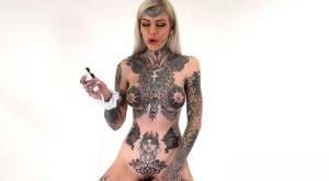 Tattoo enthusiast Amber Luke rides a multispeed sex machine on chickinfo.com