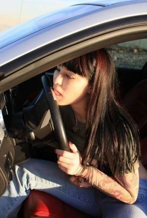 Amateur girl Susy Rocks flips the bird while exposing her big tits in a car on chickinfo.com