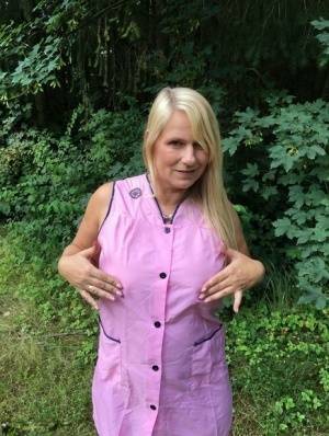 Older blonde amateur Sweet Susi exposes herself in a rural driveway on chickinfo.com