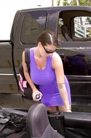 Linsey Dawn McKenzie shows her upskirt area in the car. on chickinfo.com