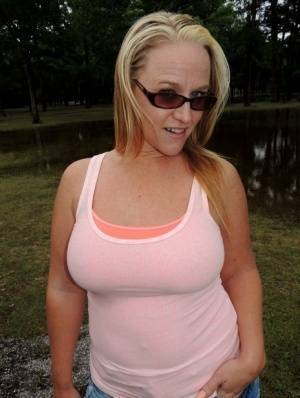 Fat amateur Dee Siren has sexual relations in the boot of a vehicle on chickinfo.com