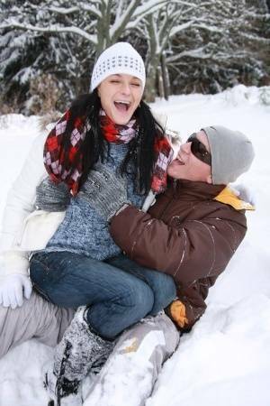 Teen girl opens her mouth for a cumshot after fucking in the snow on chickinfo.com