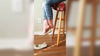 Selesoles 22 03 2021 pov you re sitting at a bar and a woman sits next to you she s laughing havi... on chickinfo.com