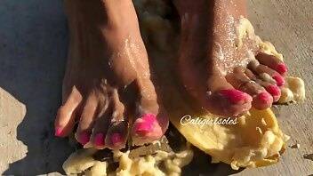 Itskalibaybay This could be you imagine me sliding you slowly in between my toes and my soft sole... on chickinfo.com