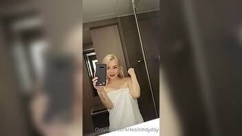 OnlyFans Sindy Squirts 18 yo Pussy @realsindyday part1 (206) on chickinfo.com