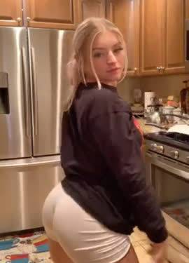 Hot blonde jiggling her ass in the kitchen on chickinfo.com