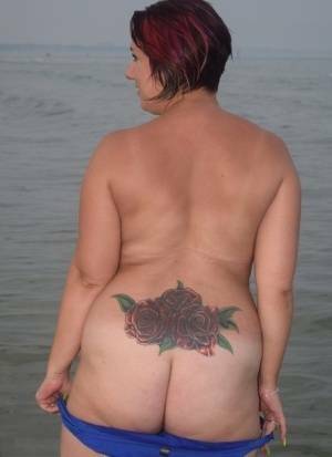 Older amateur Sara Banks poses naked in the ocean with a couple of girlfriends on chickinfo.com