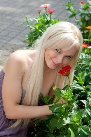 Beautiful Feeona flashes a nude upskirt and gets on her knees in the park on chickinfo.com