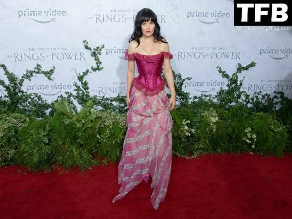 Markella Kavenagh Flaunts Her Cleavage at the Premiere of 1CThe Lord of the Rings: The Rings of Power 1D in LA on chickinfo.com