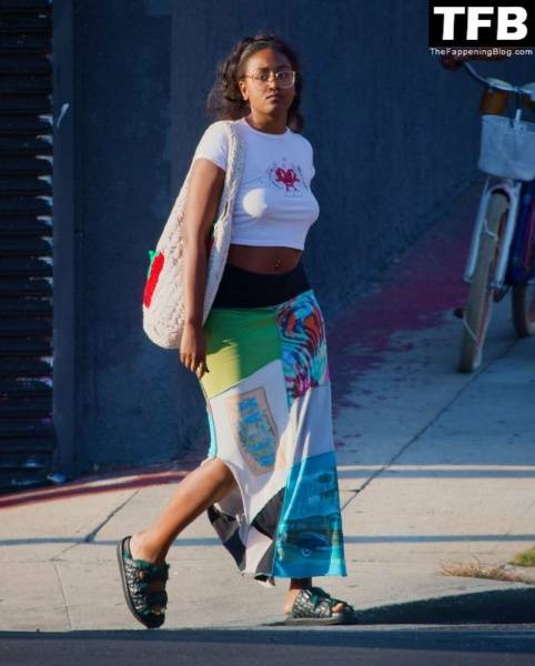 Sasha Obama Goes Braless in LA on chickinfo.com