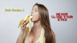 AMANDA CERNY EATING A BANANA on chickinfo.com