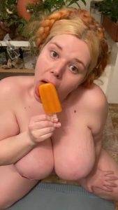 Penny Underbust Onlyfans Ice Cream on chickinfo.com