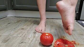 Thedavinagold food compression tomatoes watch me as i squeeze tomatoes in between my feet you wouldn on chickinfo.com