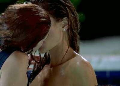 Neve Campbell and Denise Richards passionately making out on chickinfo.com