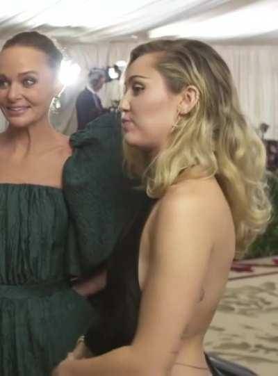 Miley Cyrus showing her sexy back on chickinfo.com