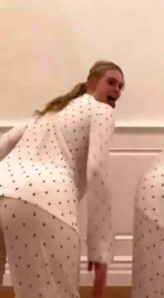 Elle Fanning twerking her fat ass on chickinfo.com