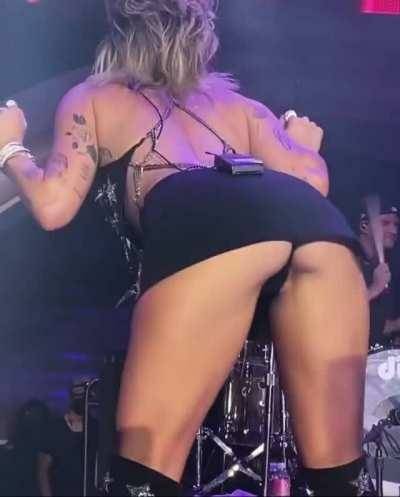 Miley Cyrus knows how to please on chickinfo.com