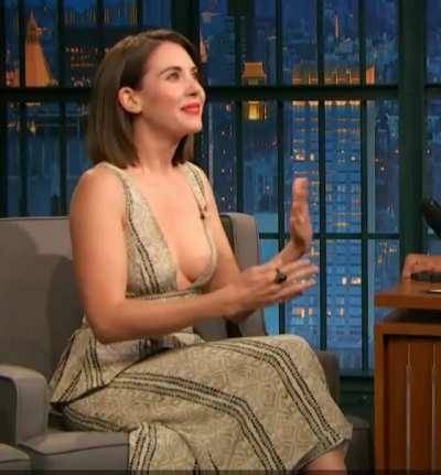 Alison Brie showing off the side on chickinfo.com