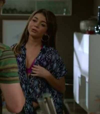 Sarah Hyland not so subtly trying to get your attention on chickinfo.com