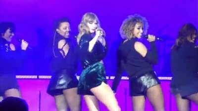 Taylor Swift cockteasing on stage on chickinfo.com