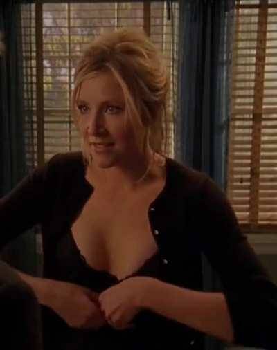 Sarah Chalke ready for action on chickinfo.com