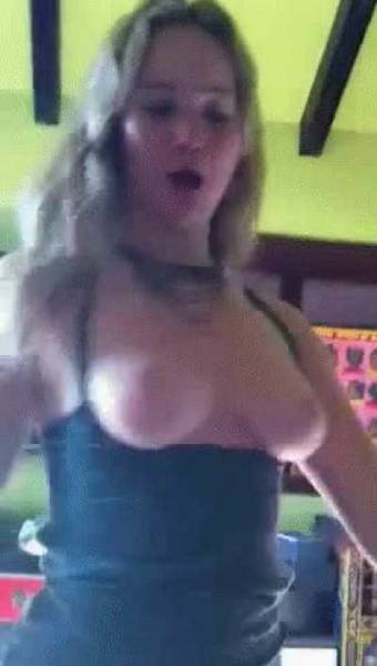 Jennifer Lawrence boob shake on chickinfo.com