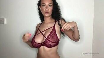 Joey Fisher bra try outs on chickinfo.com