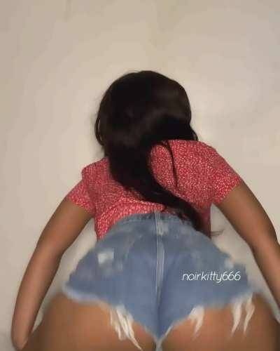 Denim shorts twerking with a surprise at the end on chickinfo.com