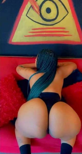 Twerking On The Couch.?? on chickinfo.com