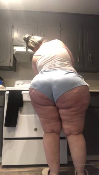 Jexkaawolves cooking some breakfast and dancing to some music xxx onlyfans porn videos on chickinfo.com