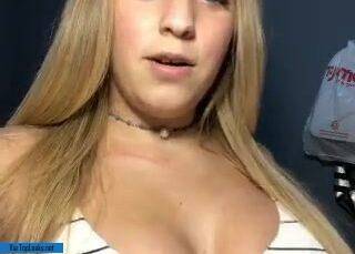 Spanish girl teasing her cleavage gracesosaqueen - Spain on chickinfo.com