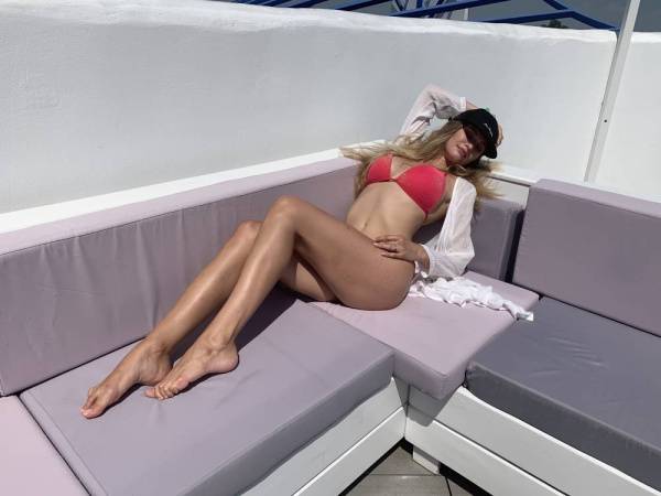 Stella Cardo & her sexy legs on chickinfo.com