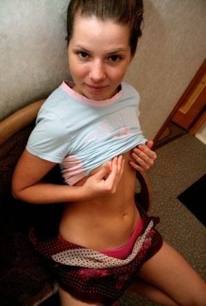 Young girl takes off all of her clothes during a solo performance on chickinfo.com