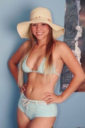 Solo girl Dawson Miller takes off her bikini while wearing a floppy sun hat on chickinfo.com