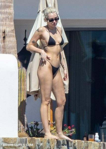 Miley Cyrus Nude Celebrity Tits Photos on chickinfo.com