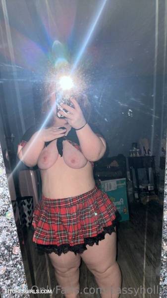 Sassyholly - Holly C Onlyfans Leaked Nude Photo on chickinfo.com