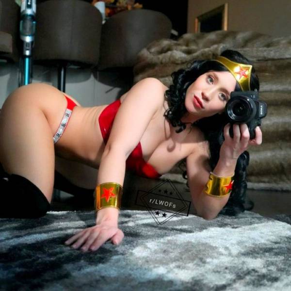 Lizzy Wurst As Wonder Woman Set Leaked on chickinfo.com